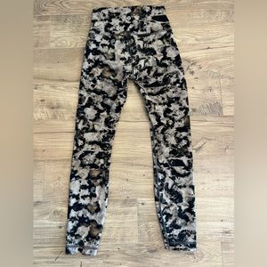 Lululemon 25’ align leggings size 4, perfect condition & hardly worn!